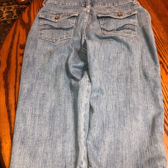 Lee 8 petite just below the waist capris with button pockets on back EUC - Picture 2 of 3